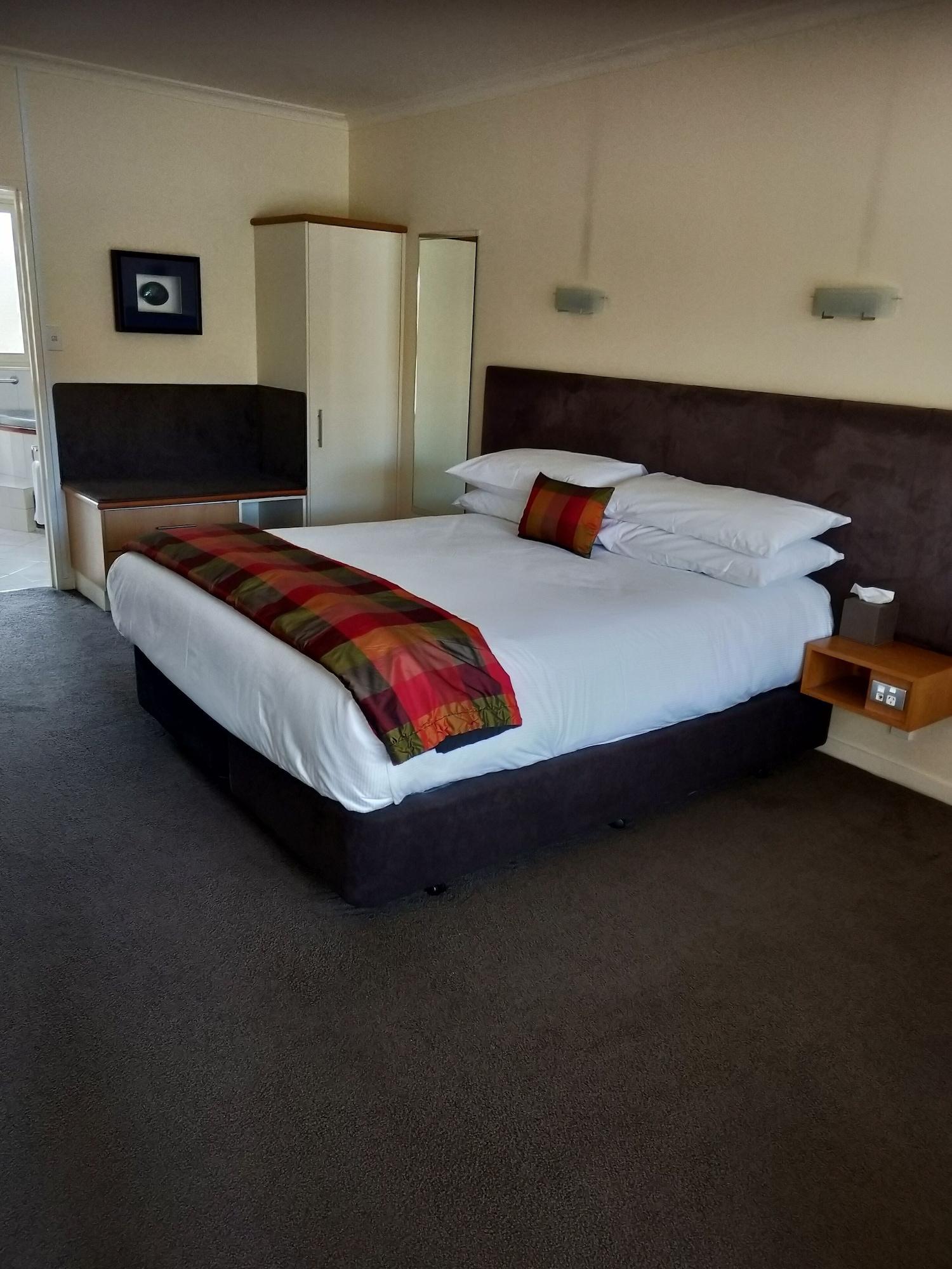 Regal Palms Resort Роторуа Экстерьер фото A bed with a bed runner