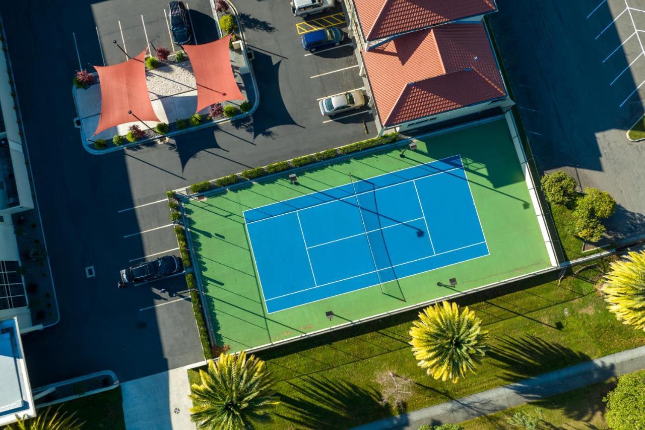 Regal Palms Resort Роторуа Экстерьер фото Tennis court at the complex