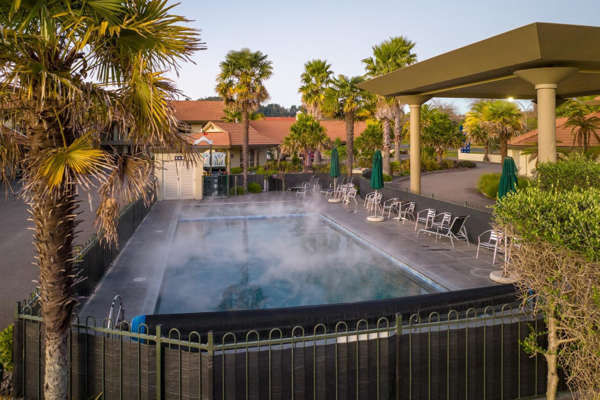 Regal Palms Resort Роторуа Экстерьер фото Thermal hot pool at Porirua